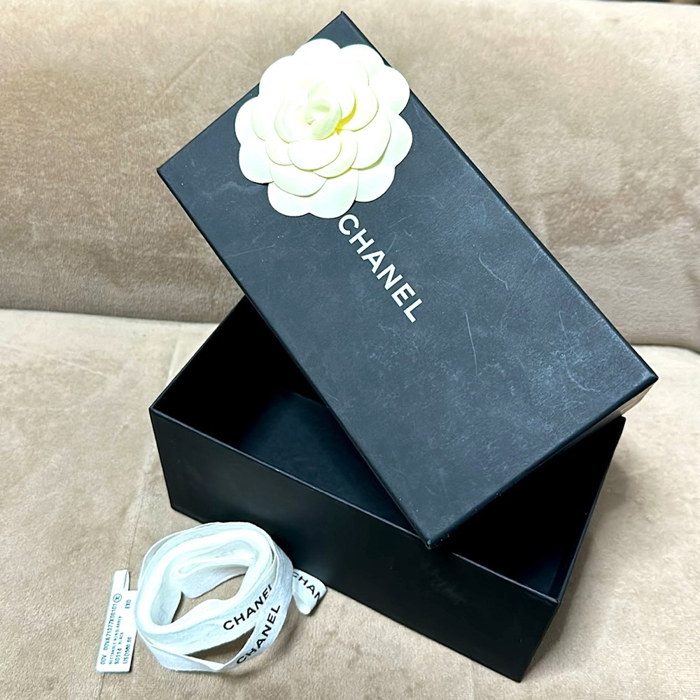 Chanel Gift Box - Picture 3 of 5